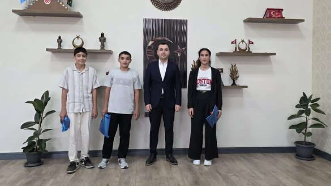 Kaymakamımız Sayın İsmail Güney, LGS sınavında  başarı gösteren öğrencileri tebrik etti.