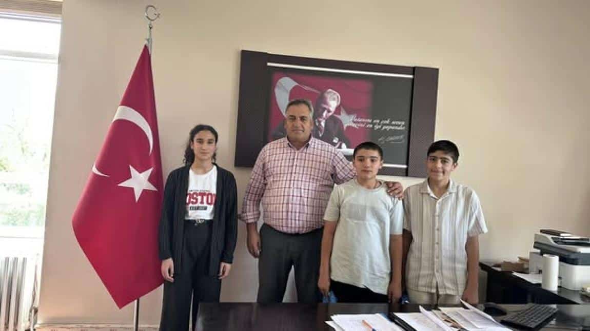 İlçe Milli Eğitim Müdürümüz Sayın Necdet BOZYEL,LGS ‘de dereceye giren öğrencileri tebrik etti.